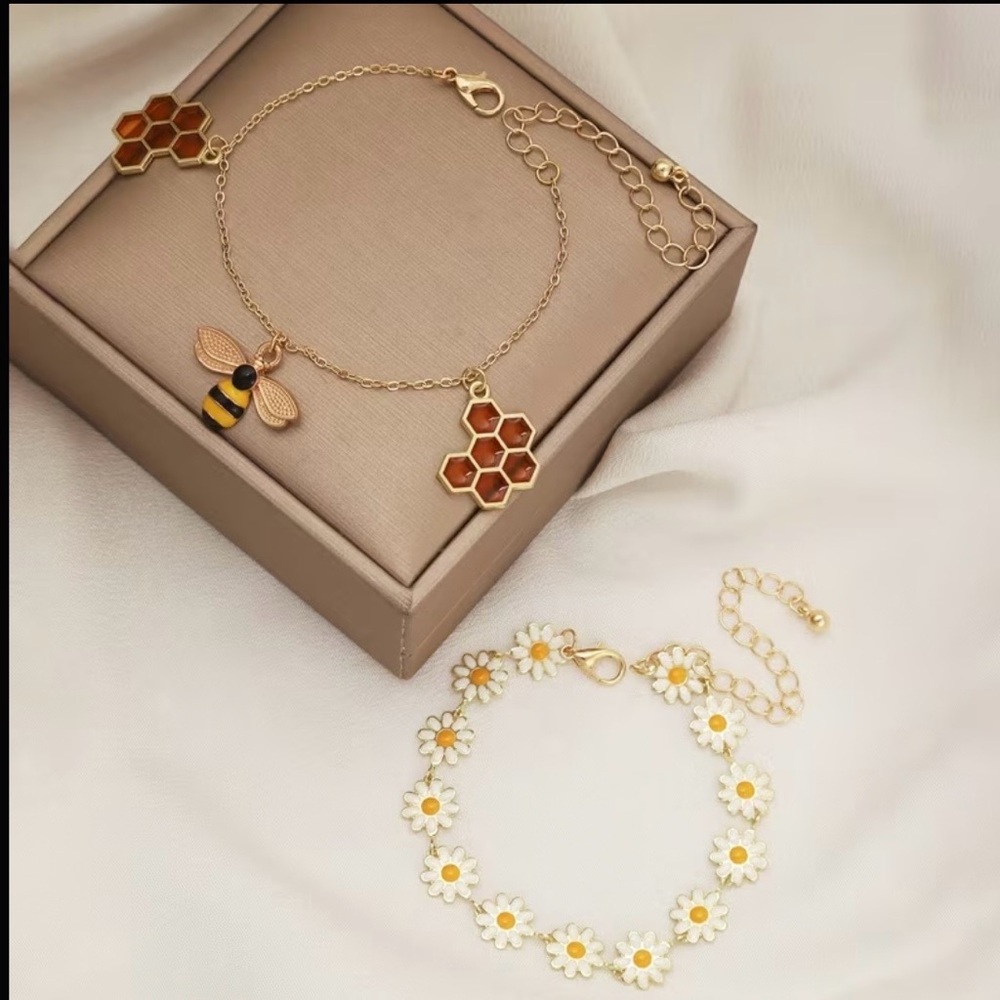 Daisy and Bee Charm Bracelet Set - Picture 3 of 5